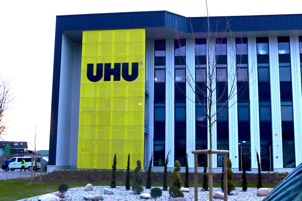 UHU feiert Einweihung des neuen Logistikzentrums